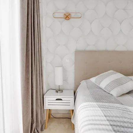شقة Sunny Penthouse With Terrace, Punta Prima تورّيفيِخا