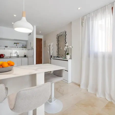 شقة Sunny Penthouse With Terrace, Punta Prima