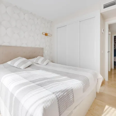 Sunny Penthouse With Terrace, Punta Prima شقة *