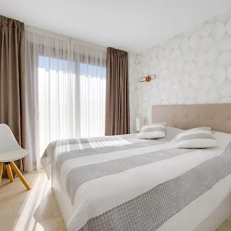 شقة Sunny Penthouse With Terrace, Punta Prima *